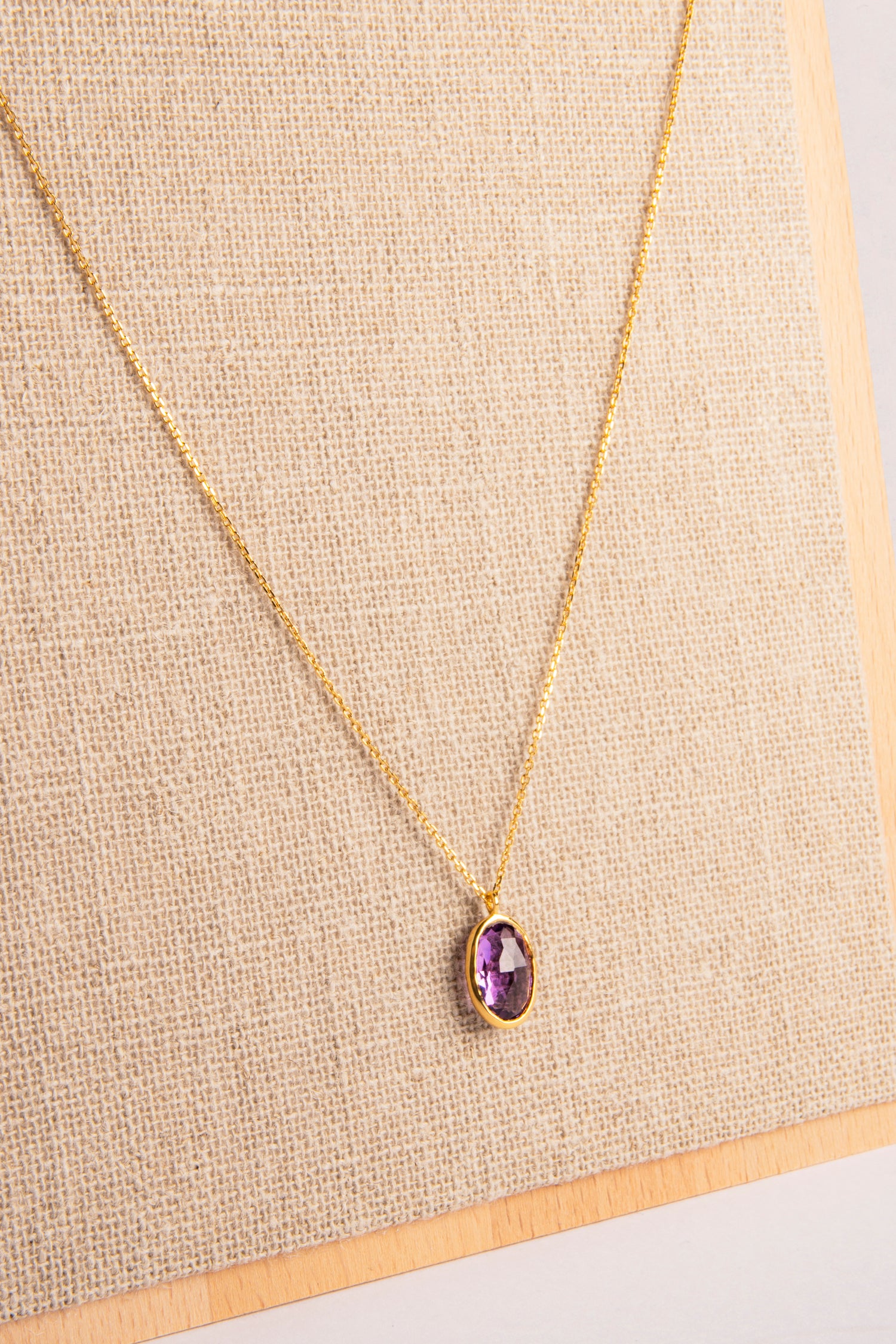 Des colliers fins en vermeil 24 carats et des pierres naturelles d'aventurine, améthyste