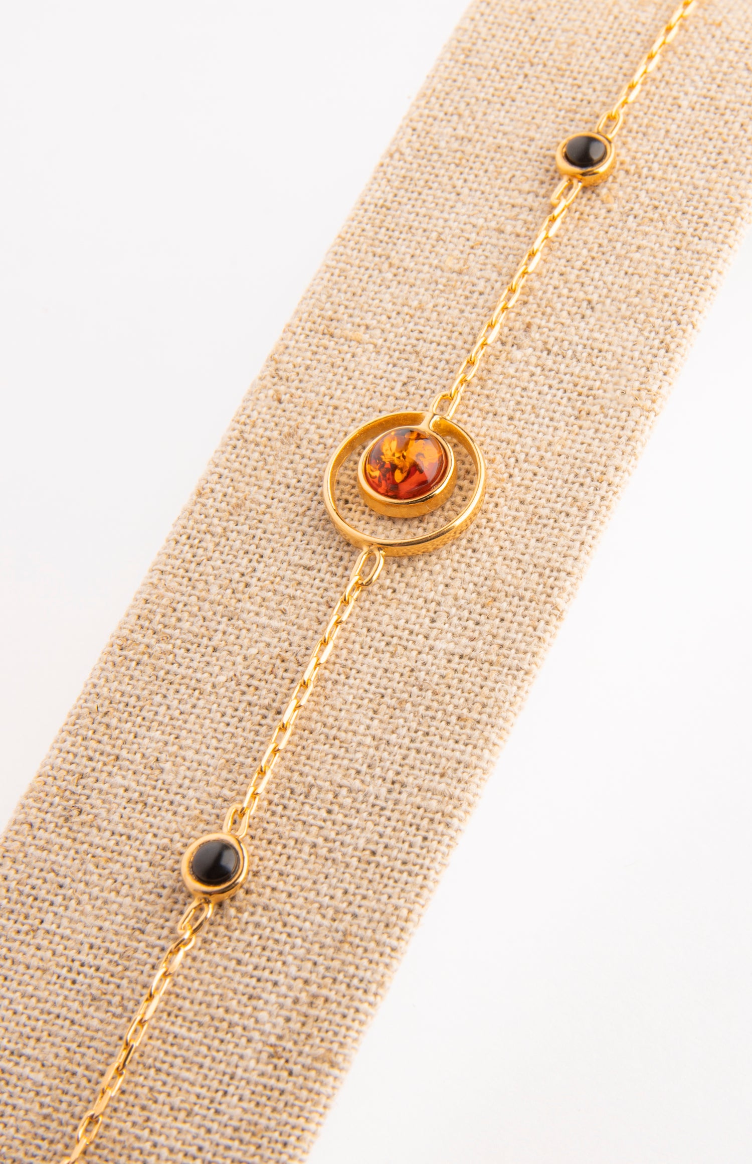 Des bracelets fins en vermeil 24 carats et des pierres naturelles de labradorite, ambre, quartz rose et agate verte