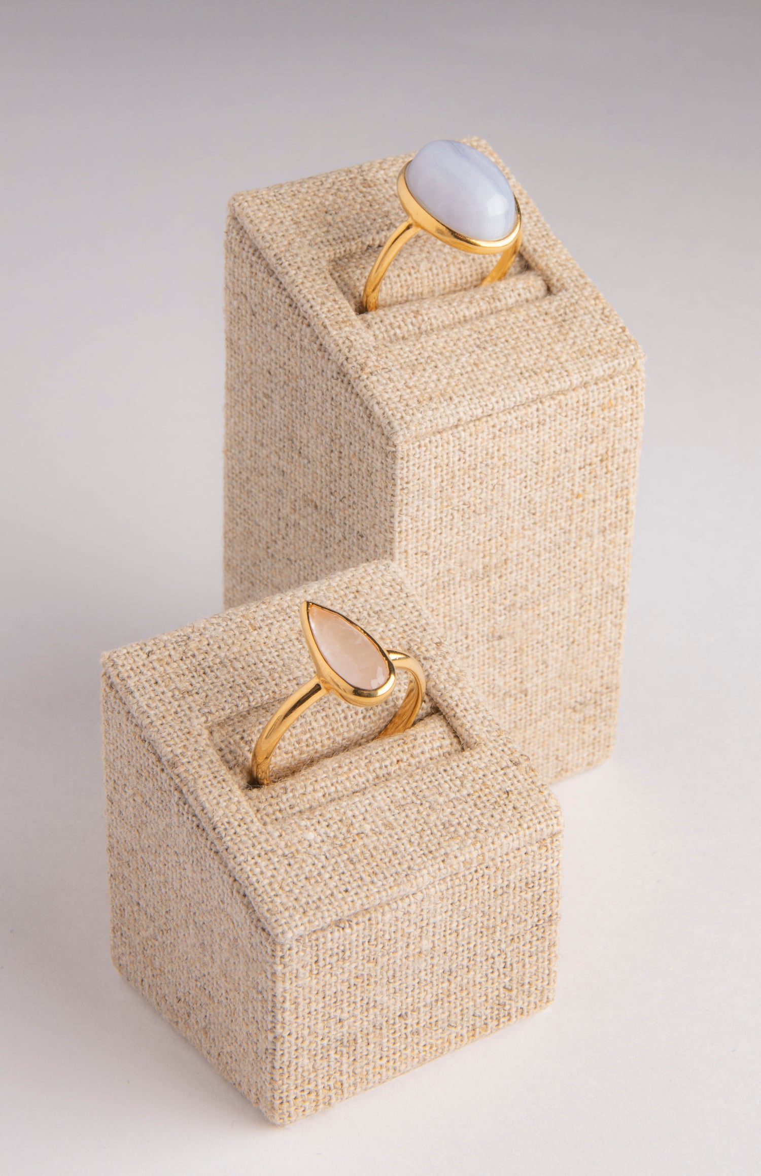 Deux bagues fines en vermeil 24 carats et des pierres naturelles de quartz rose et d'agate bleue