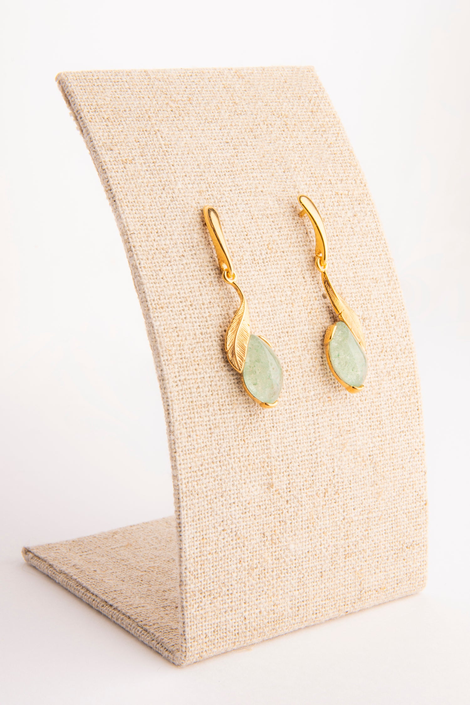 Des boucles d'oreilles fines en vermeil 24 carats et des pierres naturelles d'agate bleue, améthyste, quartz vert